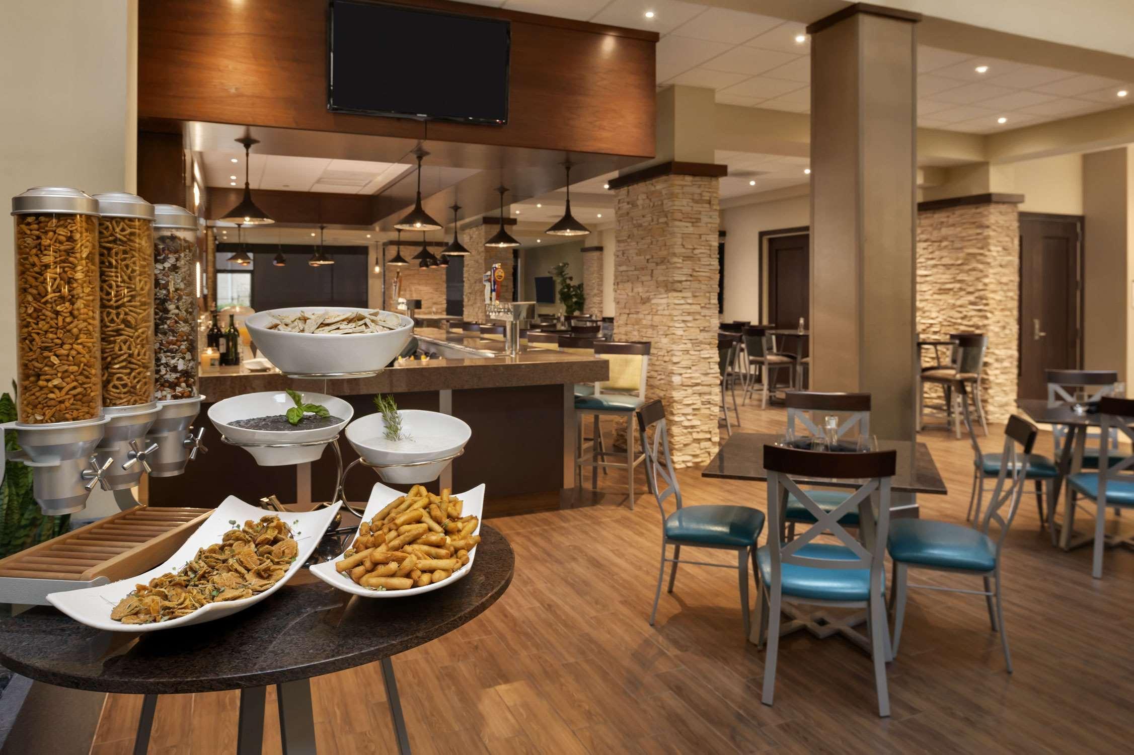 Embassy Suites By Hilton Dallas Market Center Restoran gambar