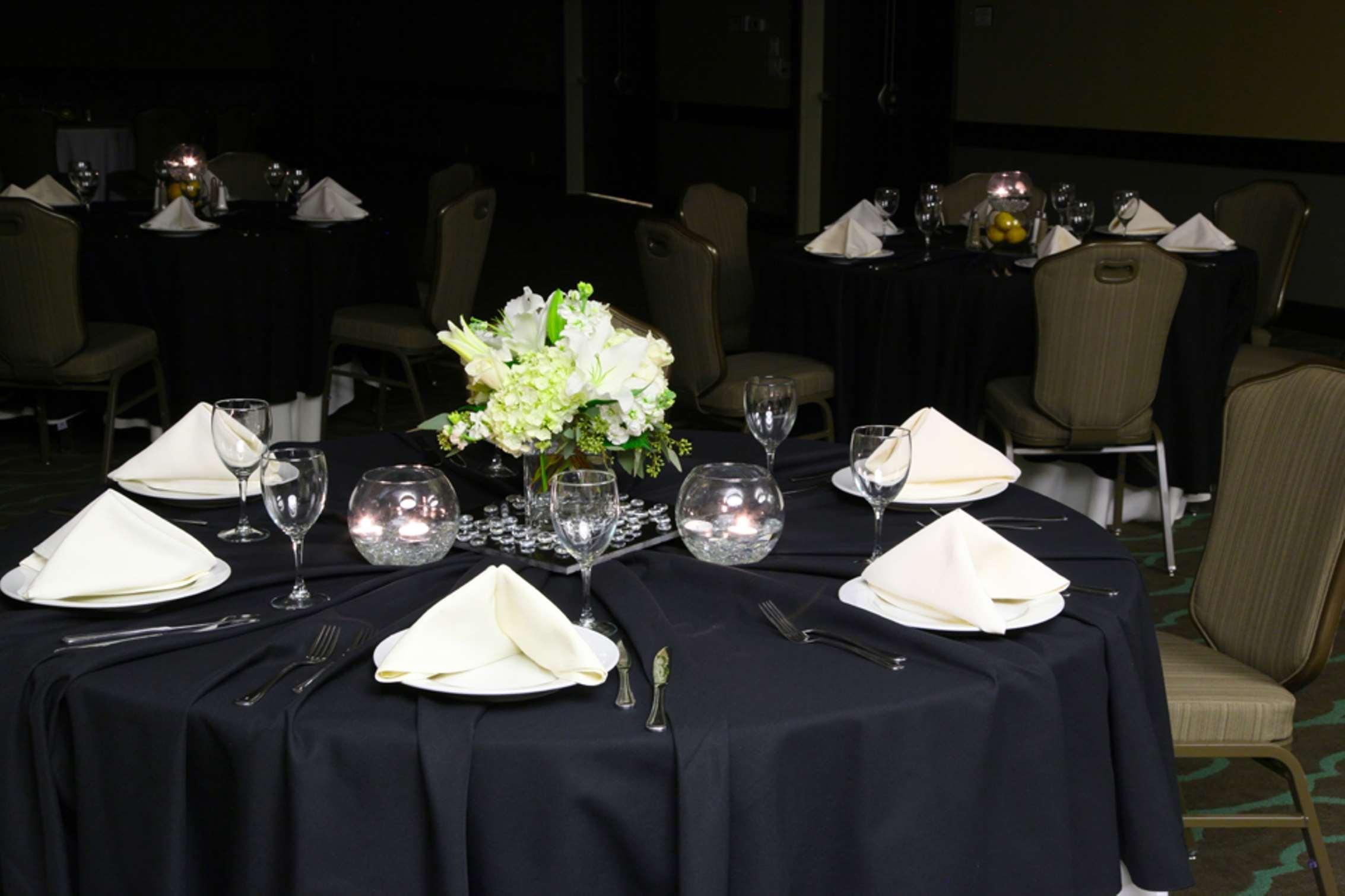 Embassy Suites By Hilton Dallas Market Center Restoran gambar