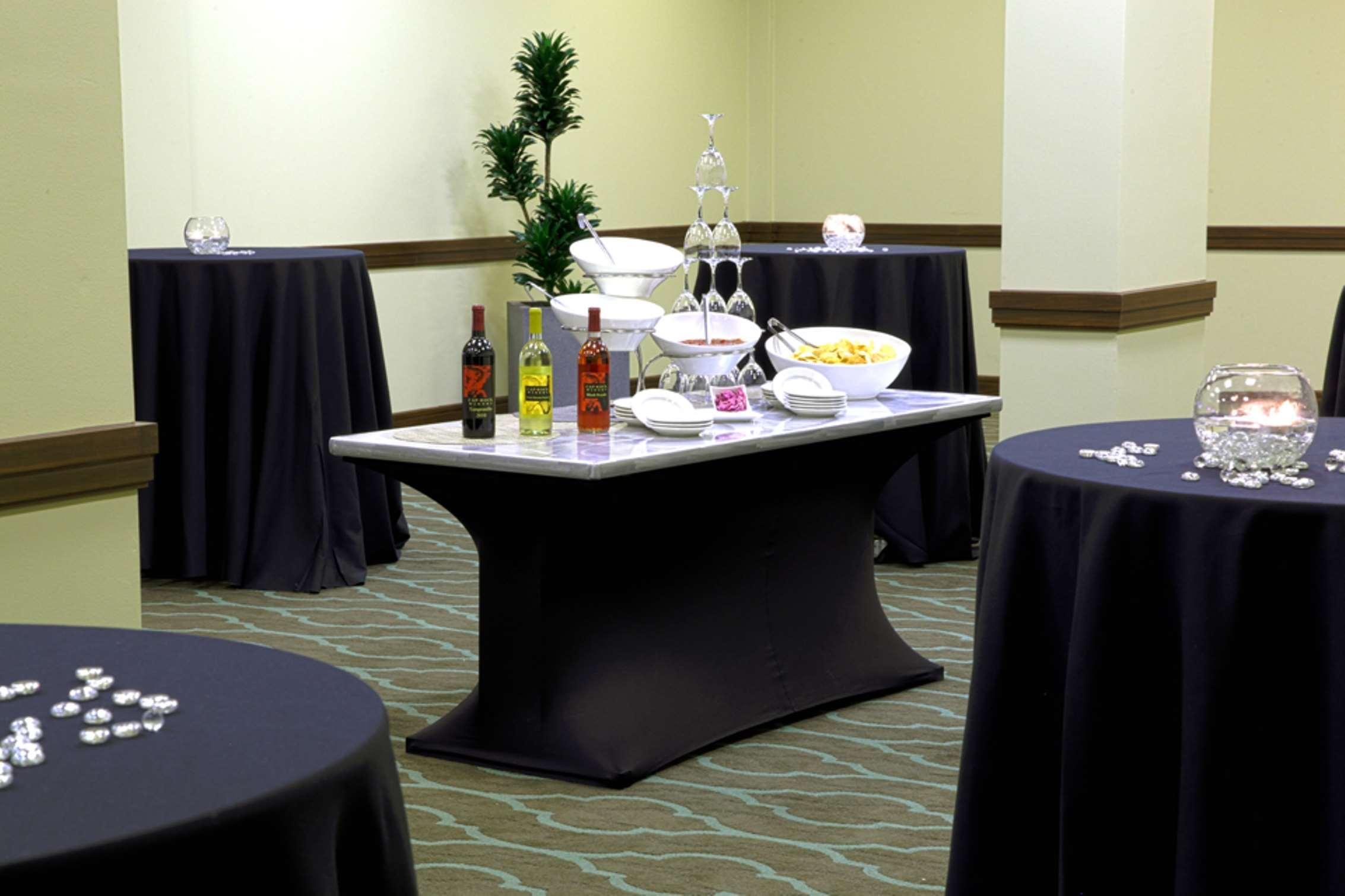 Embassy Suites By Hilton Dallas Market Center Restoran gambar