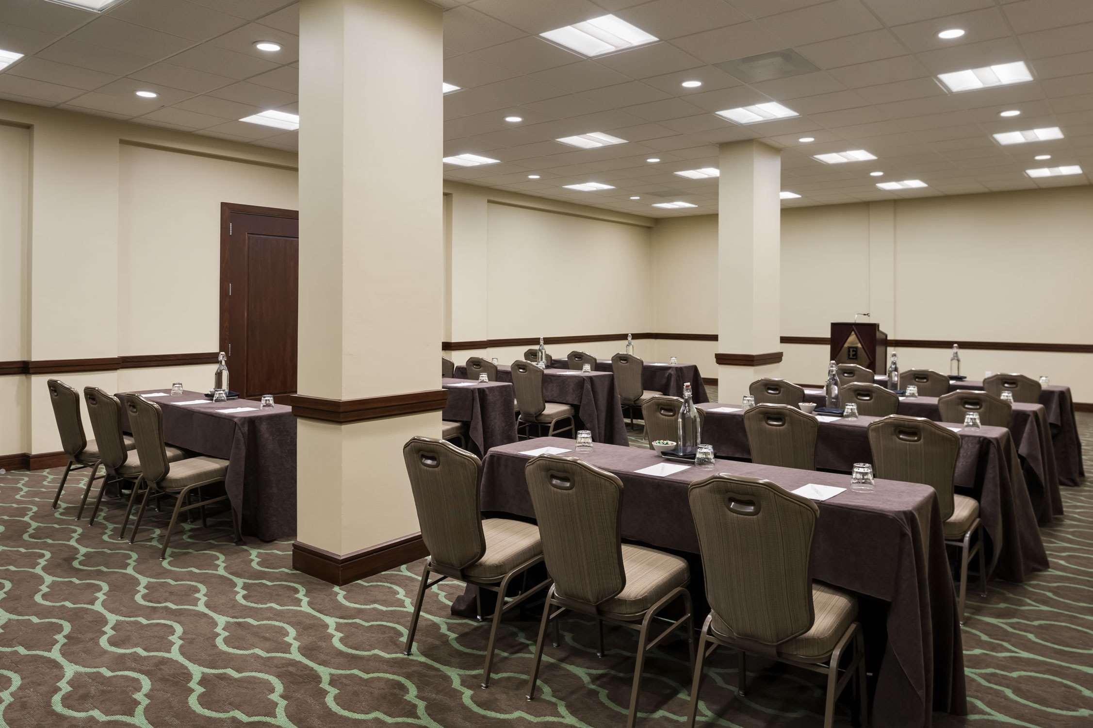 Embassy Suites By Hilton Dallas Market Center Perniagaan gambar