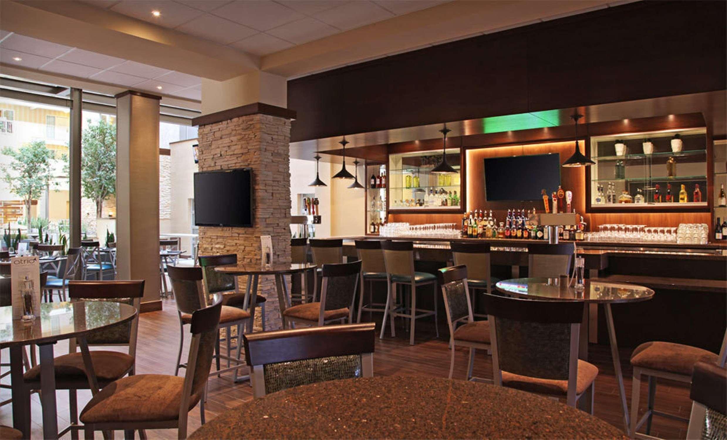 Embassy Suites By Hilton Dallas Market Center Restoran gambar
