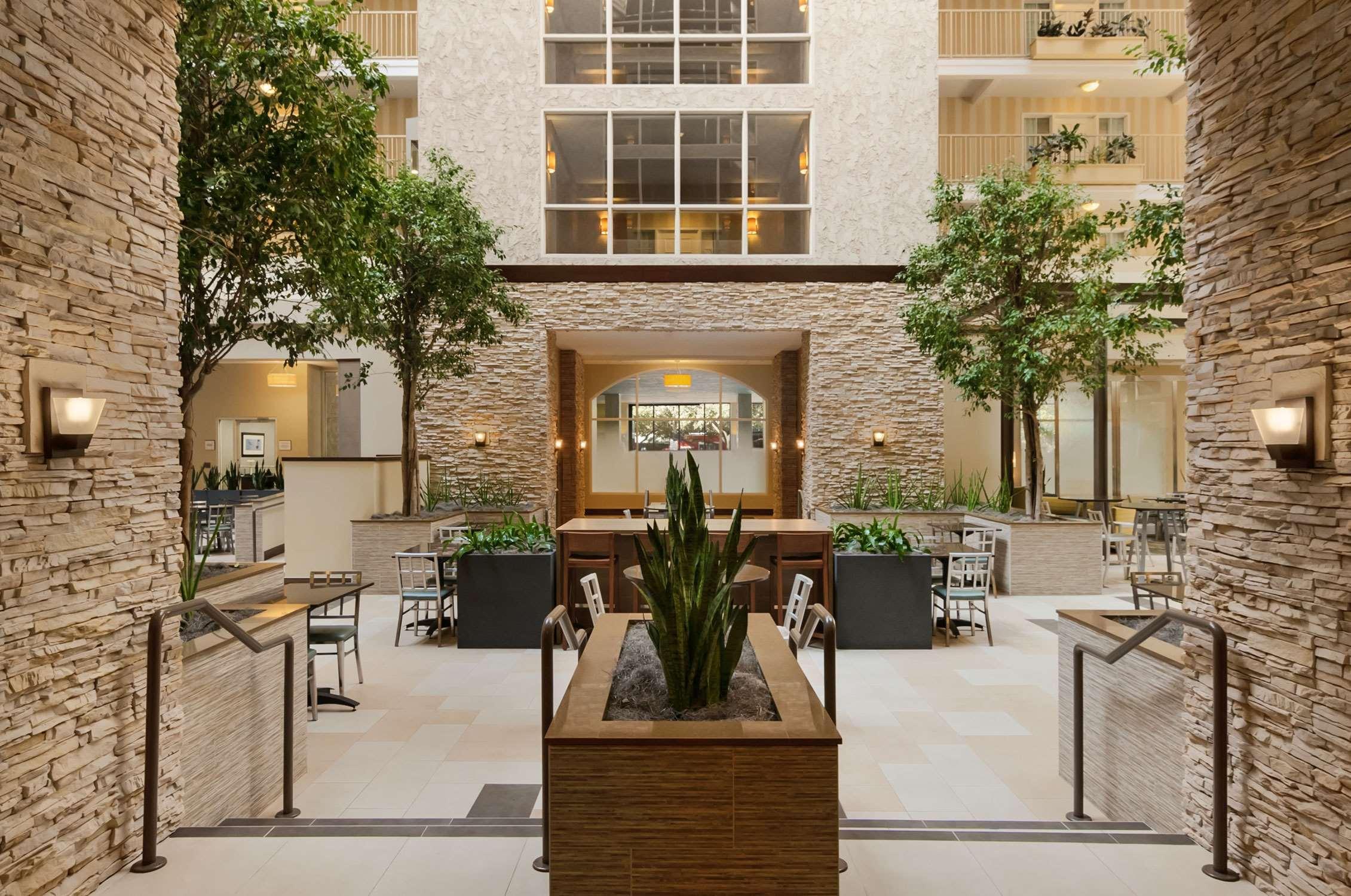 Embassy Suites By Hilton Dallas Market Center Dalaman gambar