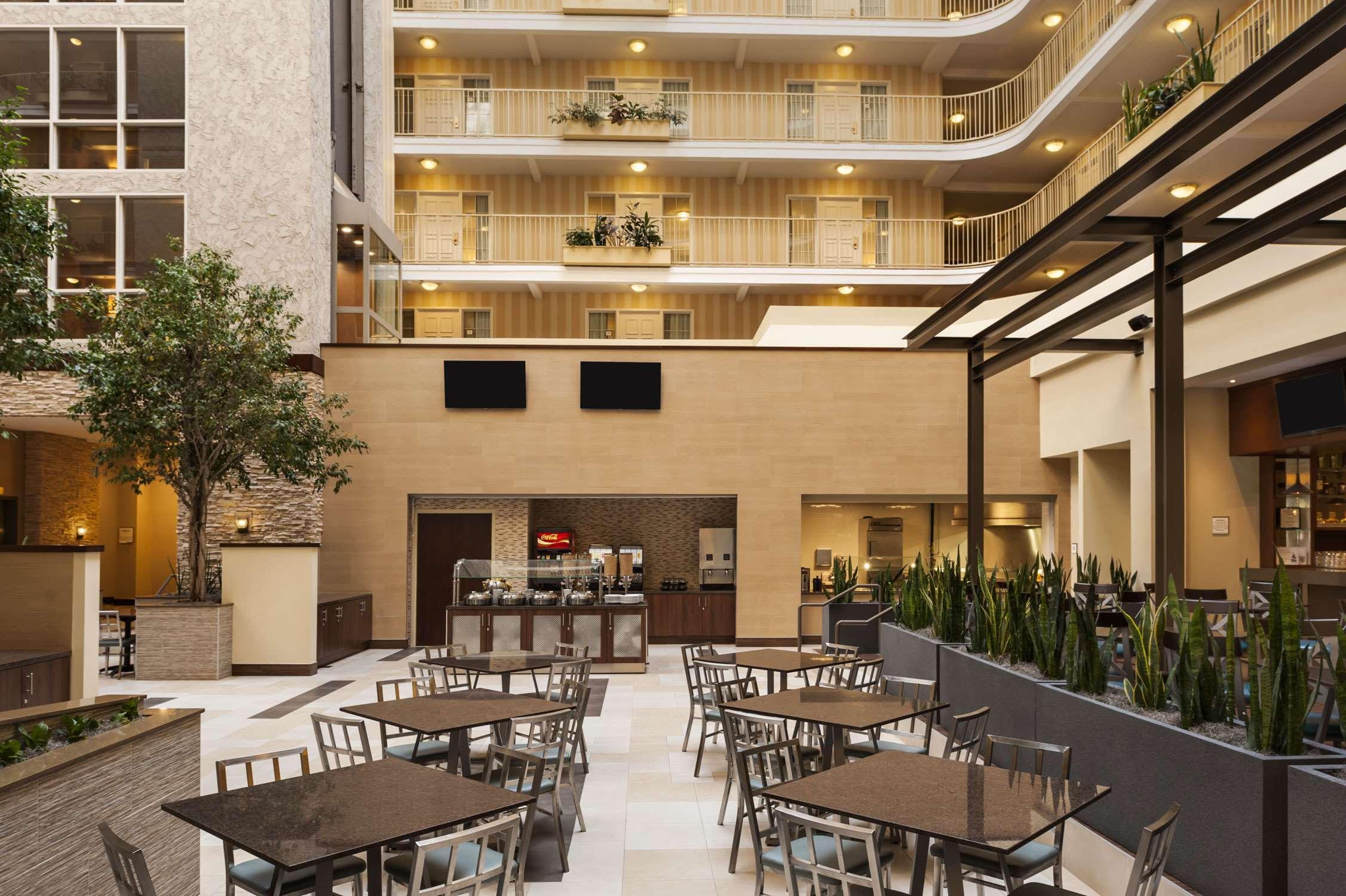 Embassy Suites By Hilton Dallas Market Center Restoran gambar